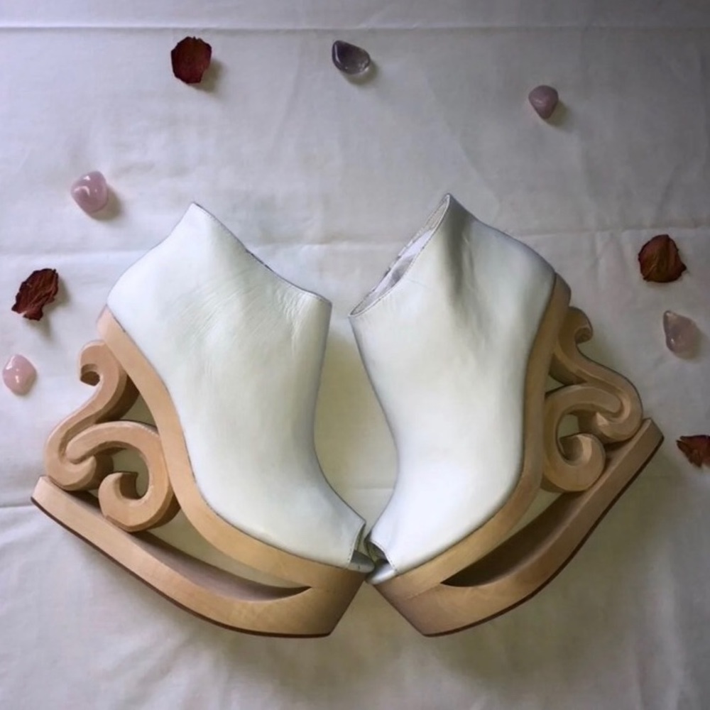 RARE NIB Jeffrey Campbell Skates in White 8